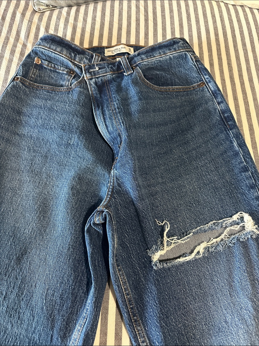 WoMen's Blue Distressed Jeans